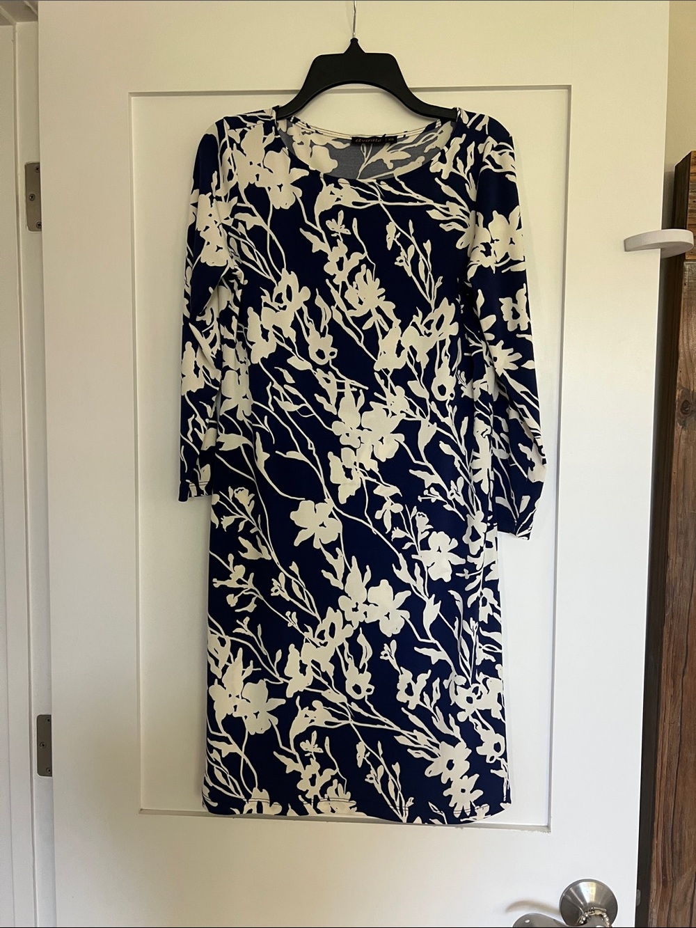 Averate Navy and White Floral Long-Sleeve Shift Dress